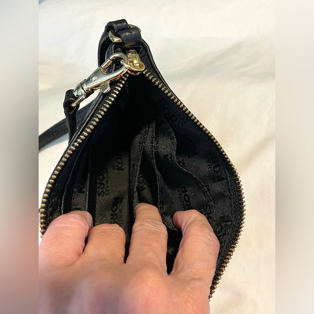 *EUC* *AUTHENTIC* Michael Kors Wristlet Wallet With Gold Zipper - Black- Pebbled - Picture 9 of 11
